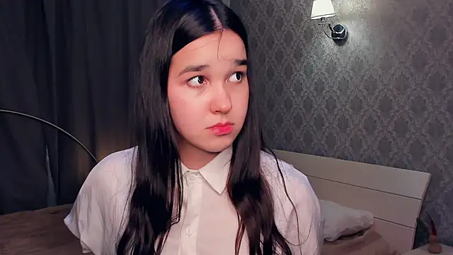 MeliaMelchiori online show from December 18, 2025, 9:21 pm