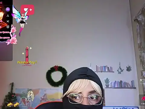 Snapshot of LaReineCleo chatting on December 2, 2025, 9:14 am LaReineCleo online show from December 2, 2025, 9:14 am