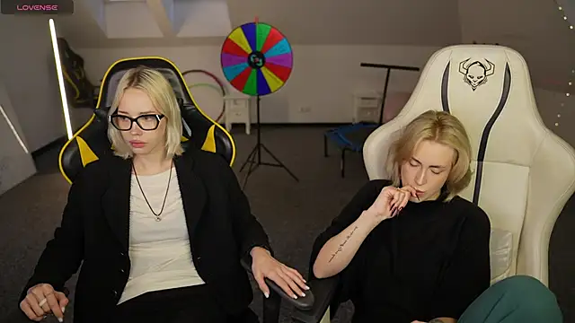 Snapshot of Kara_cat chatting on December 4, 2025, 11:19 am Kara cat online show from December 4, 2025, 11:19 am