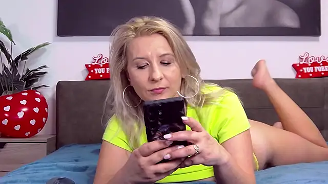 Snapshot of KaylinJan chatting on February 22, 2026, 6:39 pm KaylinJan online show from February 22, 2026, 6:39 pm