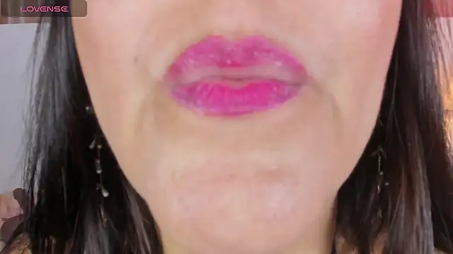 Snapshot of Sharlotte_BBW_ chatting on November 19, 2025, 1:11 pm Sharlotte BBW online show from November 19, 2025, 1:11 pm