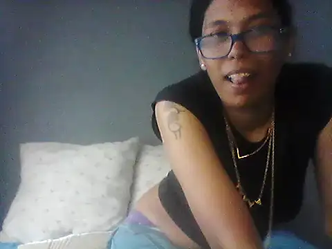 Snapshot of TiaBlaze chatting on December 4, 2025, 12:14 pm TiaBlaze online show from December 4, 2025, 12:14 pm