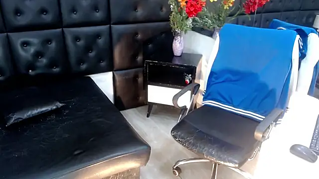 Snapshot of ChrisHott01 chatting on December 2, 2025, 2:06 am ChrisHott01 online show from December 2, 2025, 2:06 am