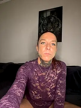 Snapshot of SexyInkedMiilfxx chatting on November 26, 2025, 12:17 pm SexyInkedMiilfxx online show from November 26, 2025, 12:17 pm