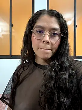 hannah  pavan online show from December 1, 2025, 5:51 pm