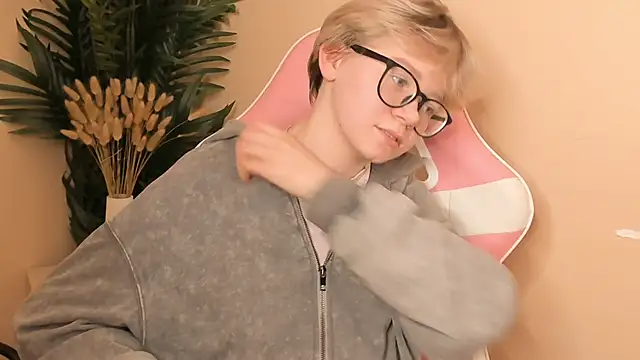 RinaPollet online show from November 19, 2025, 3:23 pm