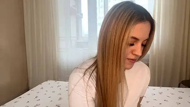 Snapshot of LuciaShadwell chatting on December 2, 2025, 4:18 am LuciaShadwell online show from December 2, 2025, 4:18 am