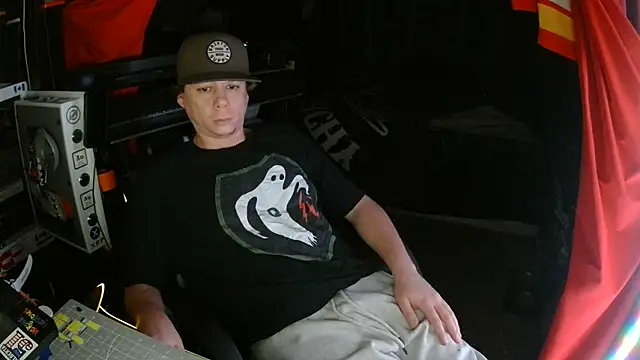 Snapshot of Bowerboi chatting on November 27, 2025, 12:29 pm Bowerboi online show from November 27, 2025, 12:29 pm