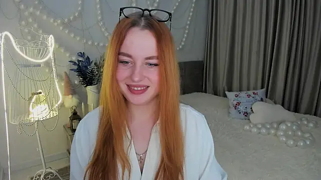 Snapshot of AirySilhouette chatting on December 15, 2025, 5:17 pm AirySilhouette online show from December 15, 2025, 5:17 pm