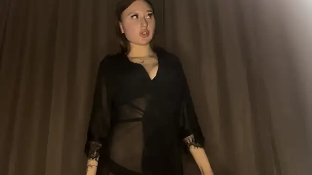 Snapshot of DivaRay chatting on December 4, 2025, 10:24 am DivaRay online show from December 4, 2025, 10:24 am