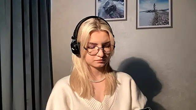 Snapshot of Cindi_Jacobs chatting on December 17, 2025, 4:35 pm Cindi Jacobs online show from December 17, 2025, 4:35 pm