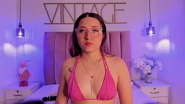 Snapshot of LeiahBlonde chatting on December 4, 2025, 11:52 am LeiahBlonde online show from December 4, 2025, 11:52 am