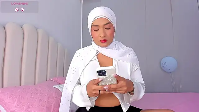 Amira-Zahra online show from May 24, 2026, 7:19 pm
