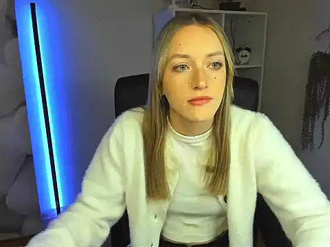 Snapshot of EvelynBlond chatting on November 26, 2025, 6:25 am EvelynBlond online show from November 26, 2025, 6:25 am