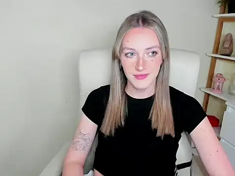 Snapshot of EvelynBlond chatting on November 28, 2025, 1:36 pm EvelynBlond online show from November 28, 2025, 1:36 pm