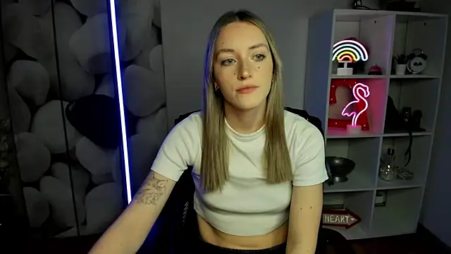 Snapshot of EvelynBlond chatting on December 18, 2025, 1:39 pm EvelynBlond online show from December 18, 2025, 1:39 pm