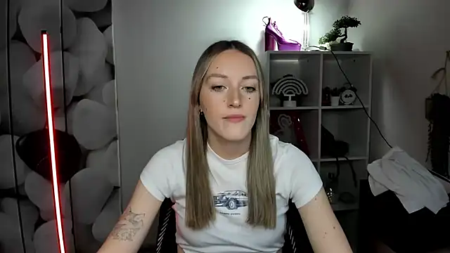 Snapshot of EvelynBlond chatting on January 15, 2026, 1:26 pm EvelynBlond online show from January 15, 2026, 1:26 pm