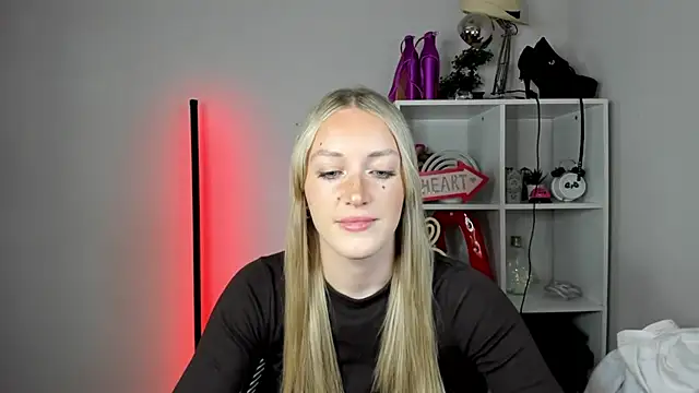 Snapshot of EvelynBlond chatting on June 2, 2026, 12:40 pm EvelynBlond online show from June 2, 2026, 12:40 pm