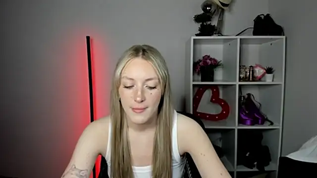 Snapshot of EvelynBlond chatting on July 9, 2026, 12:42 pm EvelynBlond online show from July 9, 2026, 12:42 pm