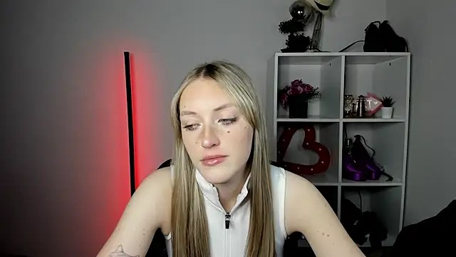 Snapshot of EvelynBlond chatting on July 10, 2026, 12:41 pm EvelynBlond online show from July 10, 2026, 12:41 pm
