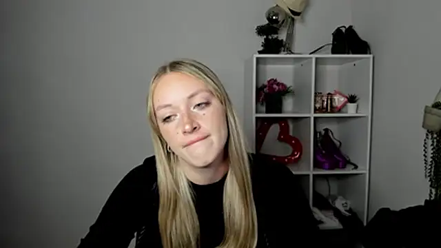 Snapshot of EvelynBlond chatting on July 16, 2026, 12:33 pm EvelynBlond online show from July 16, 2026, 12:33 pm