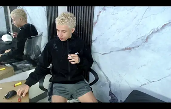 Snapshot of HollmanFronsh chatting on November 27, 2025, 2:35 am HollmanFronsh online show from November 27, 2025, 2:35 am