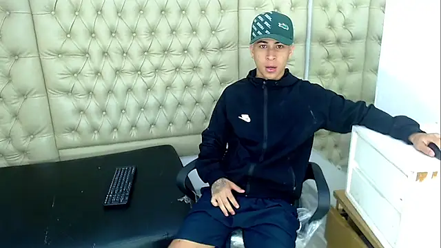 Snapshot of HollmanFronsh chatting on December 3, 2025, 2:19 am HollmanFronsh online show from December 3, 2025, 2:19 am