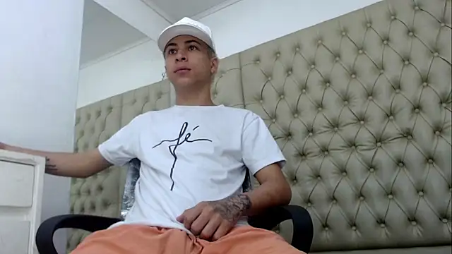 Snapshot of HollmanFronsh chatting on December 5, 2025, 2:42 am HollmanFronsh online show from December 5, 2025, 2:42 am