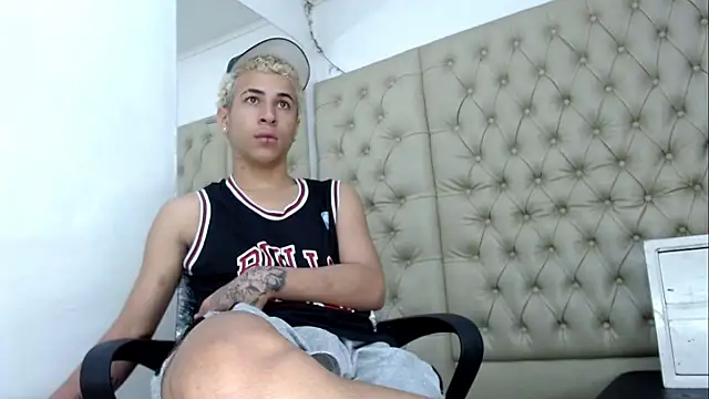 Snapshot of HollmanFronsh chatting on December 14, 2025, 2:28 am HollmanFronsh online show from December 14, 2025, 2:28 am