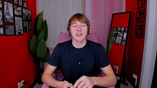 Snapshot of DonaldWoon chatting on December 4, 2025, 3:54 pm DonaldWoon online show from December 4, 2025, 3:54 pm