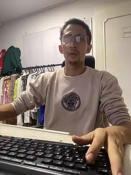 Snapshot of charlie_bass chatting on December 4, 2025, 7:28 am charlie bass online show from December 4, 2025, 7:28 am