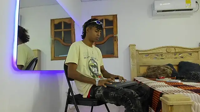 Snapshot of black_boy22_ chatting on December 3, 2025, 2:52 am black boy22 online show from December 3, 2025, 2:52 am