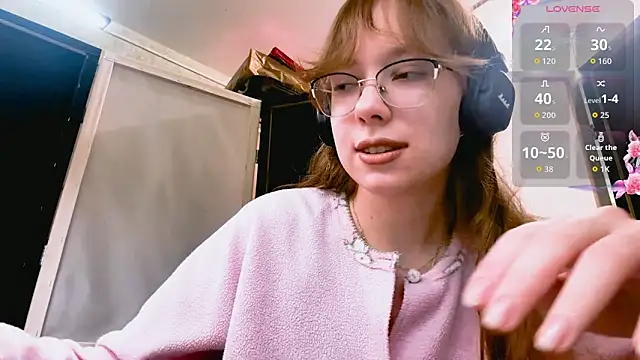 Snapshot of LouettaTornese chatting on November 28, 2025, 8:17 am LouettaTornese online show from November 28, 2025, 8:17 am