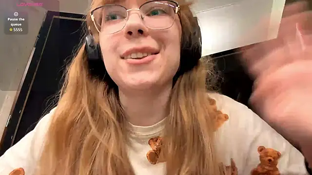 Snapshot of LouettaTornese chatting on December 17, 2025, 1:50 pm LouettaTornese online show from December 17, 2025, 1:50 pm