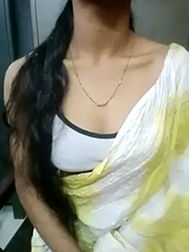 Snapshot of Roja__ chatting on December 4, 2025, 9:18 am Roja online show from December 4, 2025, 9:18 am