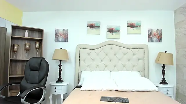 molly madisson  online show from February 11, 2026, 12:32 pm