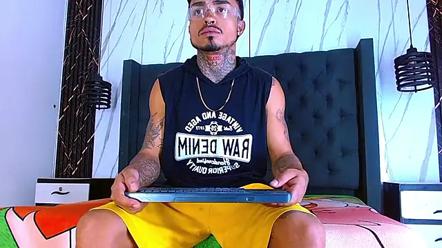 Snapshot of Hot_Latino_x chatting on January 13, 2026, 12:43 pm Hot Latino x online show from January 13, 2026, 12:43 pm