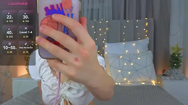 LyraTate online show from December 17, 2025, 1:22 am