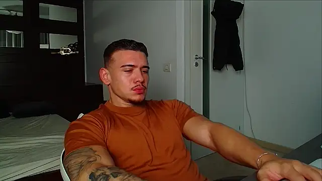 Snapshot of ElijahThorne chatting on December 2, 2025, 5:46 am ElijahThorne online show from December 2, 2025, 5:46 am