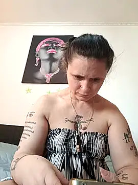 stropinela23 online show from February 13, 2026, 11:28 am