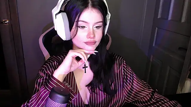 Snapshot of Moon_raven chatting on December 15, 2025, 5:28 pm Moon raven online show from December 15, 2025, 5:28 pm