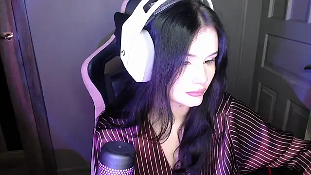 Snapshot of Moon_raven chatting on December 16, 2025, 3:50 pm Moon raven online show from December 16, 2025, 3:50 pm