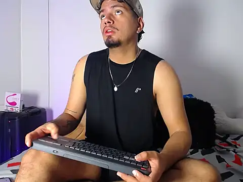 Snapshot of Henry_villa23 chatting on November 24, 2025, 4:45 am Henry villa23 online show from November 24, 2025, 4:45 am