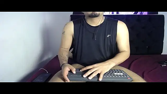 Snapshot of Henry_villa23 chatting on November 26, 2025, 1:01 pm Henry villa23 online show from November 26, 2025, 1:01 pm