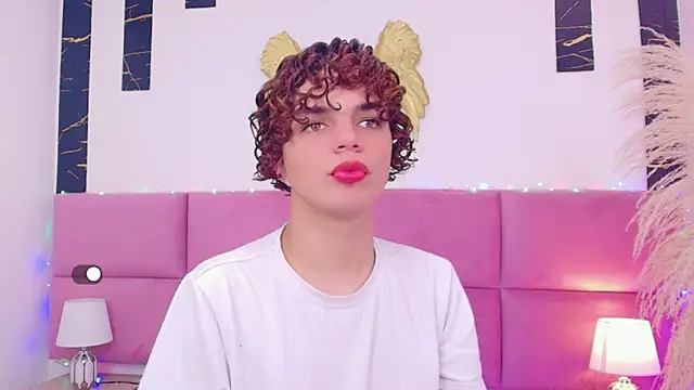 Snapshot of Skyee_angel chatting on December 14, 2025, 1:49 pm Skyee angel online show from December 14, 2025, 1:49 pm