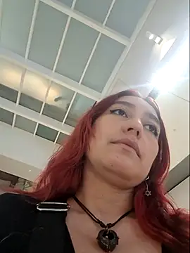 Snapshot of Eveeelyn25 chatting on December 4, 2025, 11:35 pm Eveeelyn25 online show from December 4, 2025, 11:35 pm