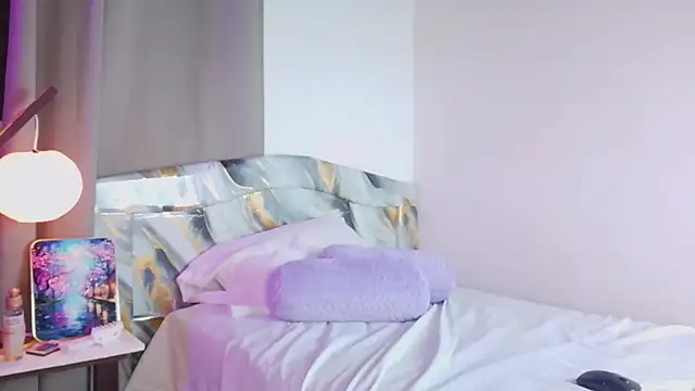 Snapshot of EmmaDembers chatting on December 2, 2025, 9:21 pm EmmaDembers online show from December 2, 2025, 9:21 pm