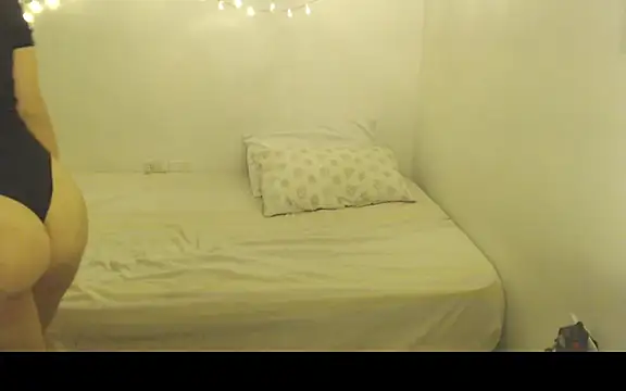 Snapshot of Renata_Honey chatting on December 5, 2025, 12:30 am Renata Honey online show from December 5, 2025, 12:30 am