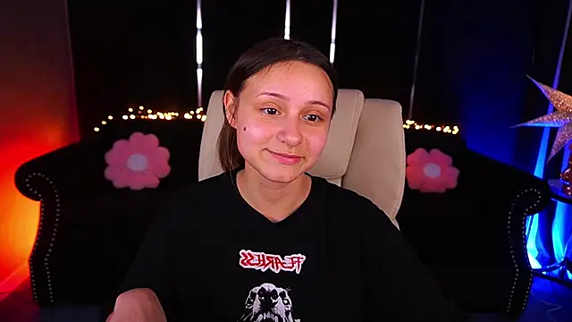 Snapshot of TinyNatalie chatting on May 19, 2026, 12:33 pm TinyNatalie online show from May 19, 2026, 12:33 pm
