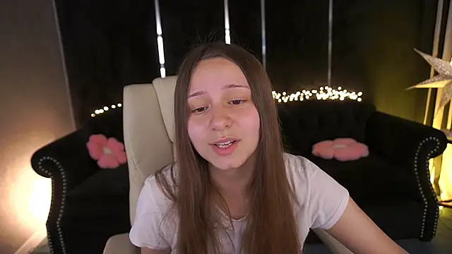 Snapshot of TinyNatalie chatting on May 22, 2026, 8:36 pm TinyNatalie online show from May 22, 2026, 8:36 pm